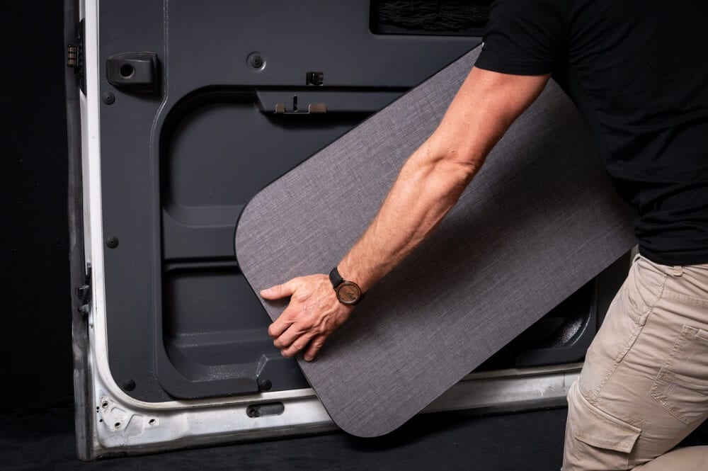 Die Verkleidung HideMyTable wird in die Schiebetür des VW Busses eingesetzt