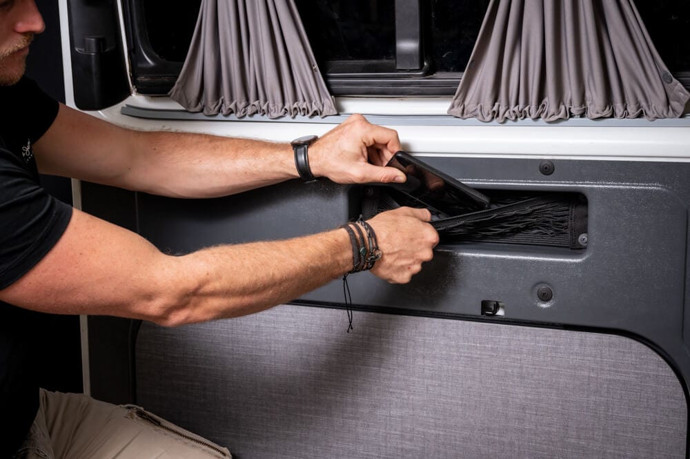 Der integrierte Campingtisch wird mit einem Handgriff aus der Schiebetürverkleidung gezogen